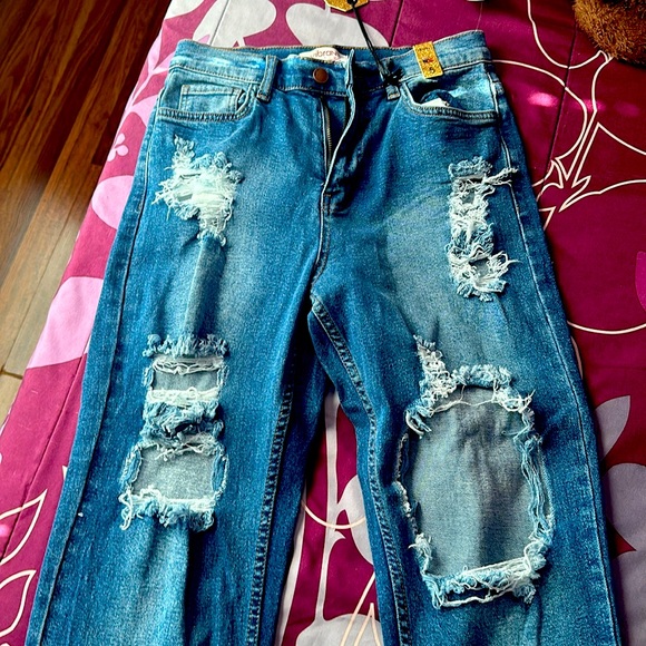 NWT BOYFRIEND JEANS RIPPED (SIZE 5) - Picture 1 of 3